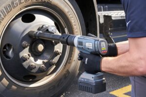 ハイトーク（HYTORC）のコードレス電動トルクレンチ「LION GUN」を使用したトラックのホイールナット締付け作業