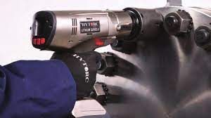 HYTORC（ハイトーク）のコードレス電動トルクレンチLITHIUM SERIESを使用した大型フランジボルトの締付け作業