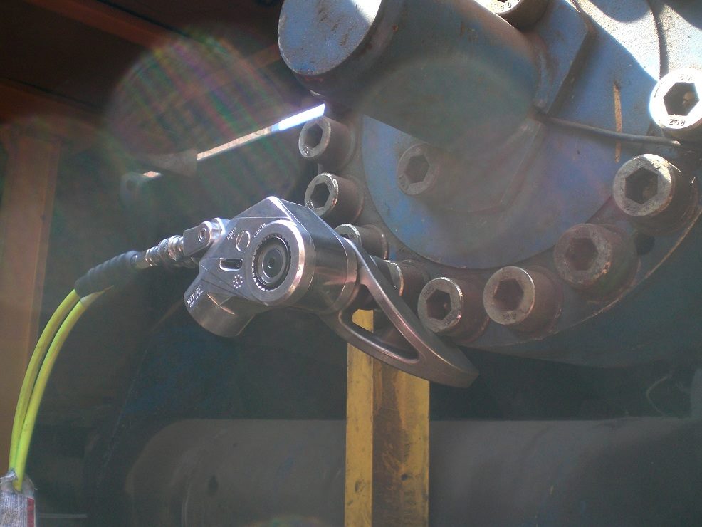 油圧トルクレンチを用いた六角穴付きボルト締結作業