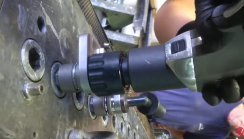 コードレス電動トルクレンチを用いた六角穴付きボルトのボルト締結作業