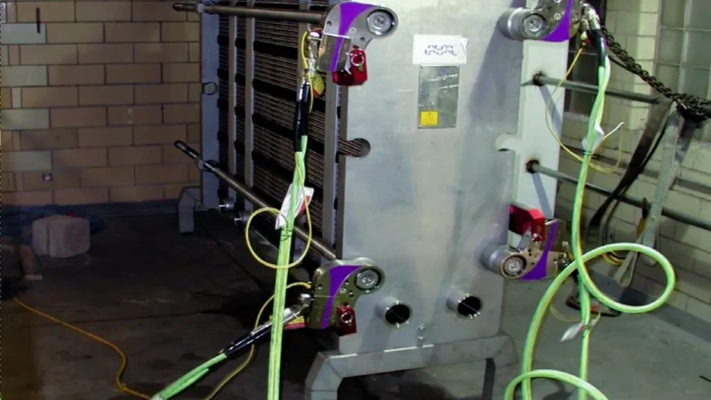 プレート式熱交換機の複数台同時締結